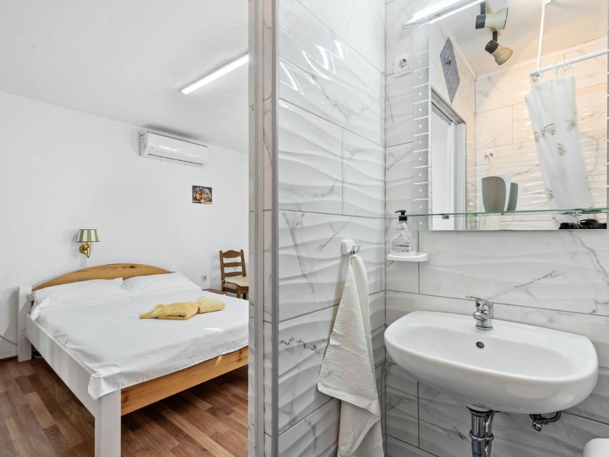 Cosy Holiday In With Garden Ferienhaus Zadar